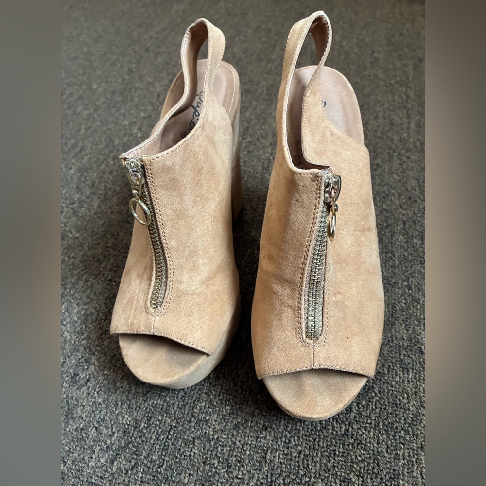 Qupid 7 platform heels tan zipper top